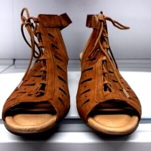 "EARTH" Kristen, Wide Laced Sandal, Chunky Heel,Size 11, Country,Prairie,
